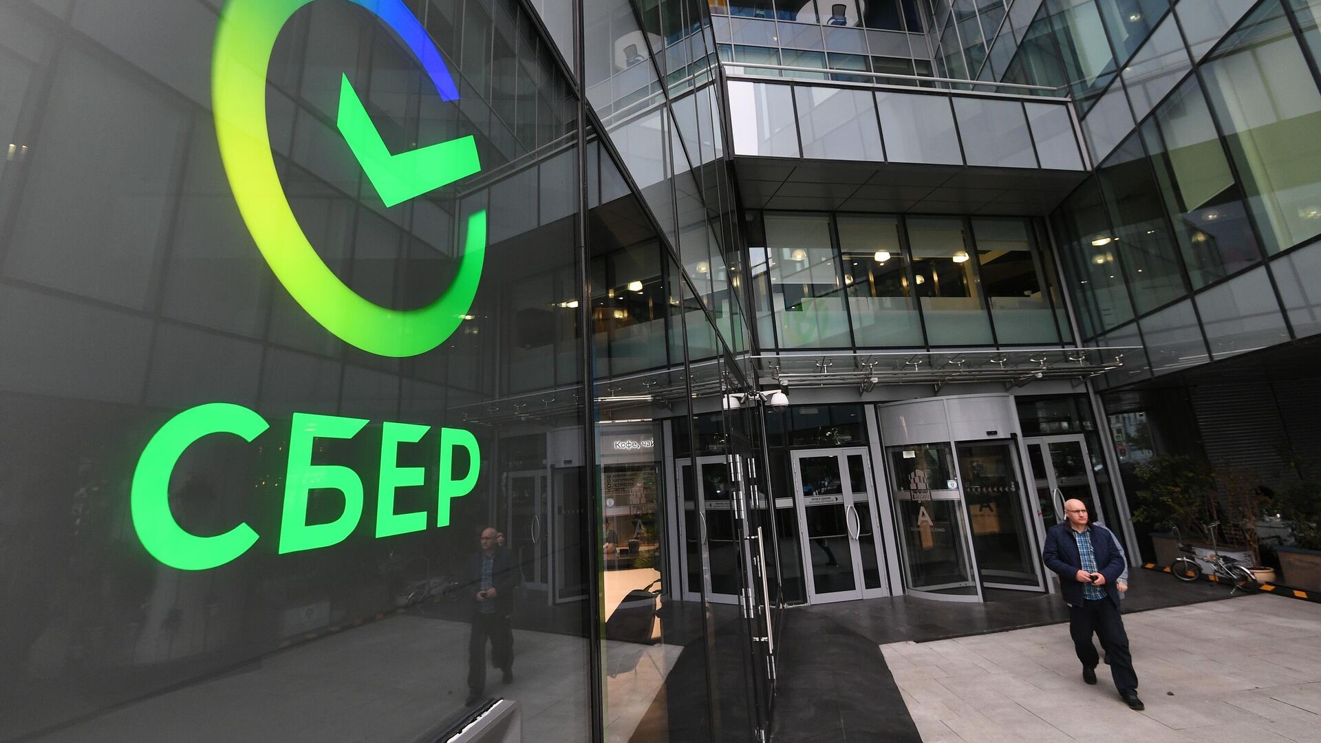 ООО Корпорация «Дальтехимпорт» подписала Договор на замену 22 лифтов в главном здании Сбербанка.